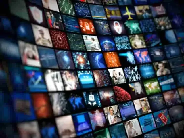 Mosaïque d'écrans affichant des films et des séries en continu