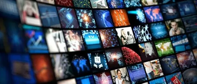 Mur de plusieurs écrans de télévision affichant des interfaces variées